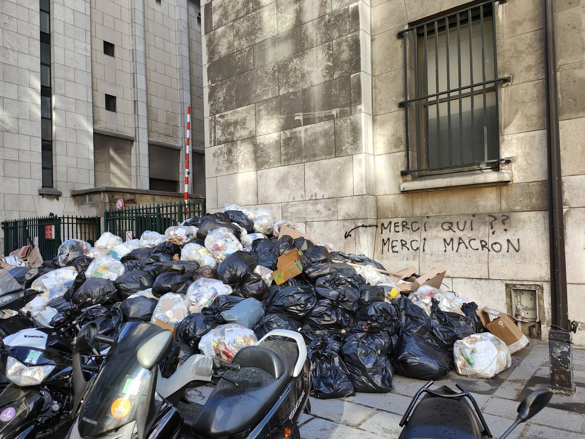 potel_morgane's tweet photo. Merci qui ? Merci Macron 
#MacronDemission #MacronLaHonte #PoubelleParis #ReformeDesRetraites #greve https://t.co/YVtxJjiSIw