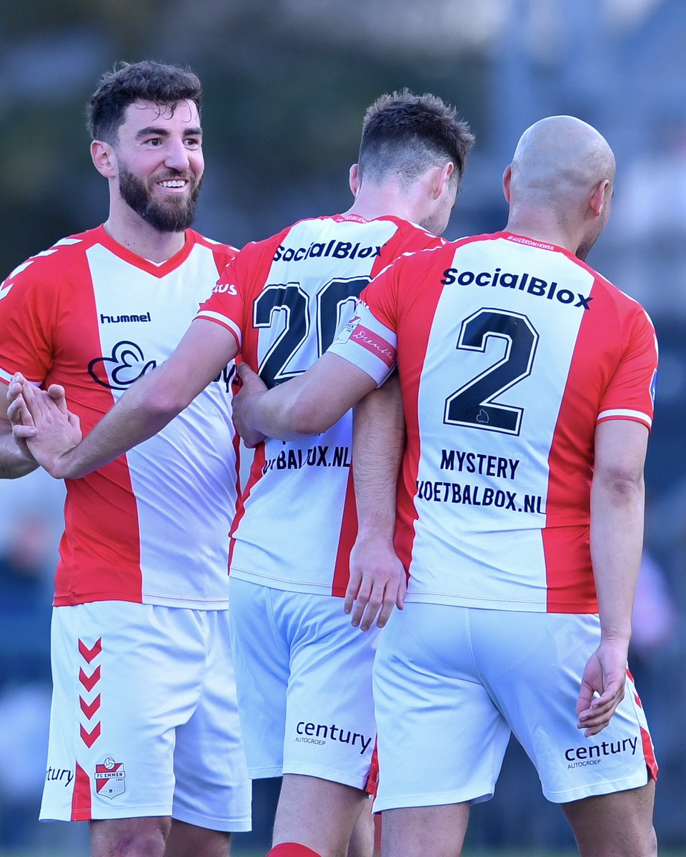 FC_Emmen's tweet photo. Een heeeerlijke goal van Vlak zet de eindstand op 1-1! ☄️

#EMMpec #HIERKOMIKWEG https://t.co/lXpSBPbE6z