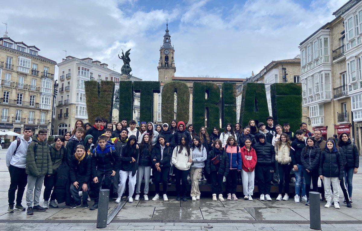 InsDB25anys's tweet photo. 🟢 ESO 4 Astúries: 

Hem sortit de l’alberg a les 9h, hem realitzat la visita del Centro Memorial de las Víctimas del Terrorismo a Vitòria-Gasteiz i ja tornem cap a Olesa (hora aproximada d’arribada: 22h-22:30h)
#ESO4AstúriesBlanxart https://t.co/OtyLy5kpfd