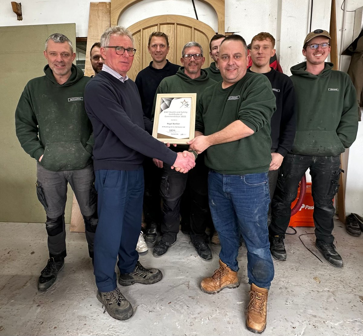 rmouldingandco's tweet image. Our joinery team showing their gratitude to Nigel for all his hard work and presenting him with @BritWoodFed health and safety certification. 👏👏👏

#joinery #mouldingthebuilder #joineryworkshop