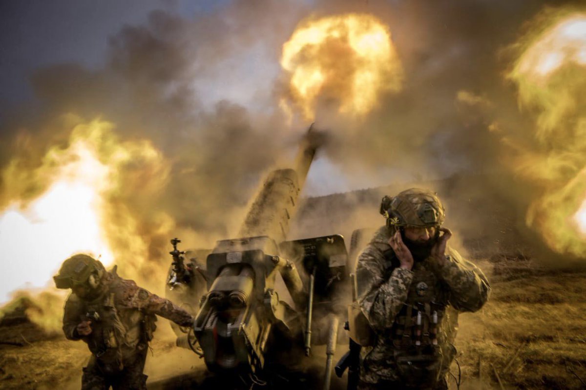KyivPost's tweet photo. Ukrainian artillery near #Bakhmut, #Donetsk Region.

📷: Wojciech Grzedzinski https://t.co/pq5mHfh8ZL
