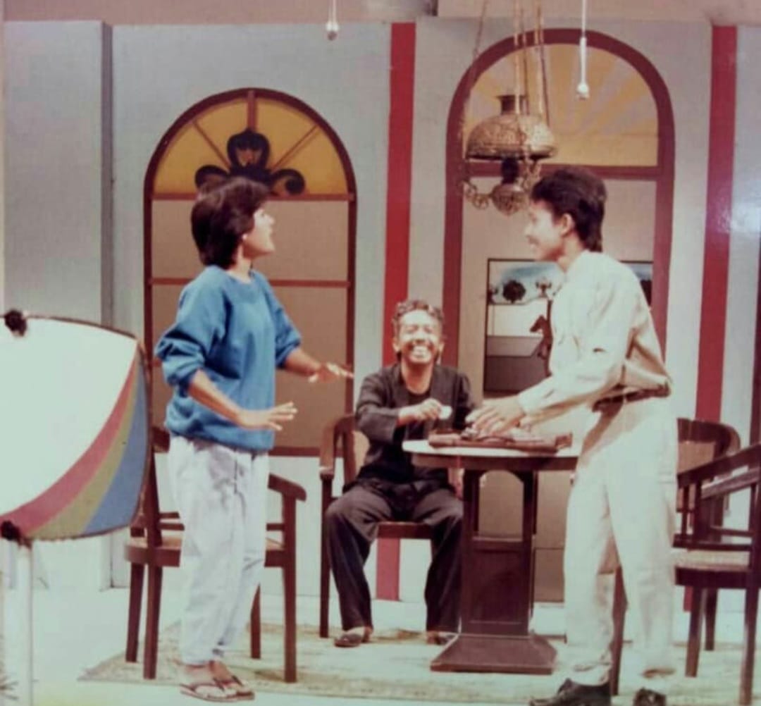 LingkarOfficial's tweet photo. Pentas teater di TVRI Yogyakarta Judulnya Pinangan tahun 1987 pemain Maston, Budi Bobo, Mas Wowok, mbak Rini  #TeaterLingkar https://t.co/cOoxpJDVut