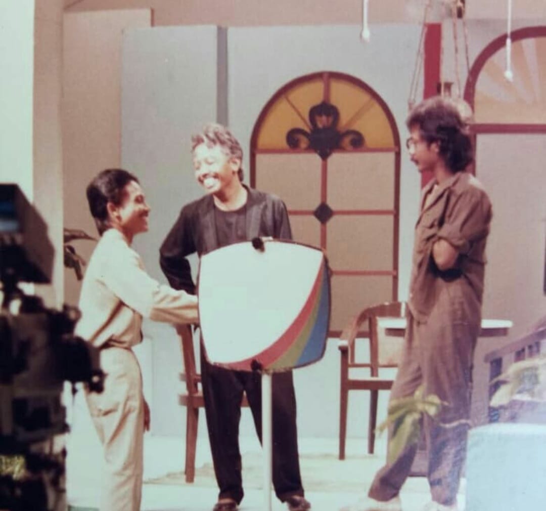 LingkarOfficial's tweet photo. Pentas teater di TVRI Yogyakarta Judulnya Pinangan tahun 1987 pemain Maston, Budi Bobo, Mas Wowok, mbak Rini  #TeaterLingkar https://t.co/cOoxpJDVut