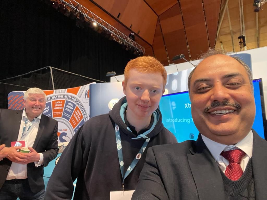 NybbleLtd's tweet photo. Selfies all around!🤳

#LBE2023 #NybbleIT #NybbleAV #Elbbyn https://t.co/rWINaOa41r