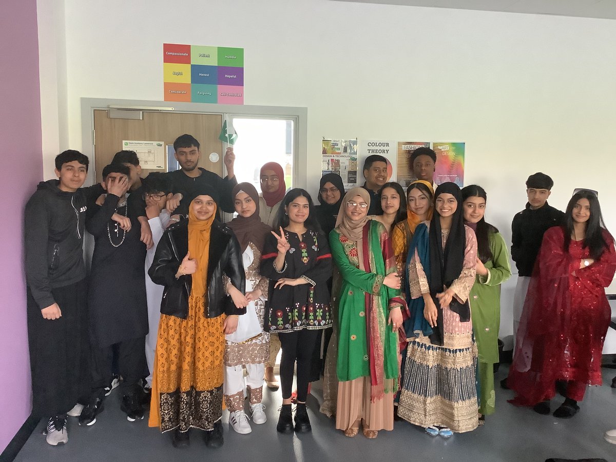 OasisLeesbrook's tweet photo. oday, our students and staff celebrated their cultural identities.  We couldn't be more proud of the diversity that we have here at Leeesbrook! 💚💙
#culture #culture #culturalheritage #portraitphotography #globalisation #globalisedindia #globalisedcultures #multiculturalidentity https://t.co/BsOvWbXUQt