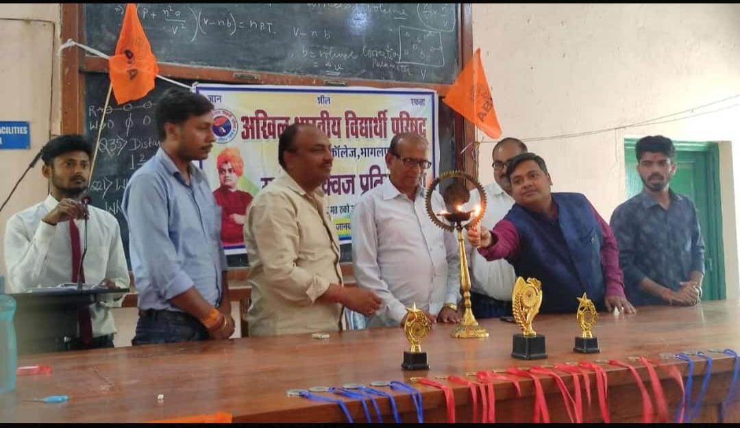 Bihar_ABVP's tweet photo. अखिल भारतीय विद्यार्थी परिषद, टीएनबी महाविद्यालय, भागलपुर इकाई द्वारा मासिक क्विज प्रतियोगिता का आयोजन किया गया जिसमे सैकड़ों छात्र-छात्राएं सम्मिलित हुए। इस प्रतियोगिता के उत्कृष्ट प्रतिभागियों को पुरस्कृत किया गया। https://t.co/57Tjj3Gf8g
