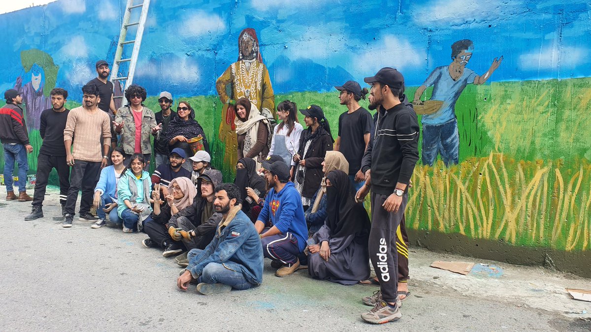 MidhatShahzad's tweet photo. Stopped on way back from neelum just to encourage students of Art &amp;Design UAJK https://t.co/BkoKHMM1Qq