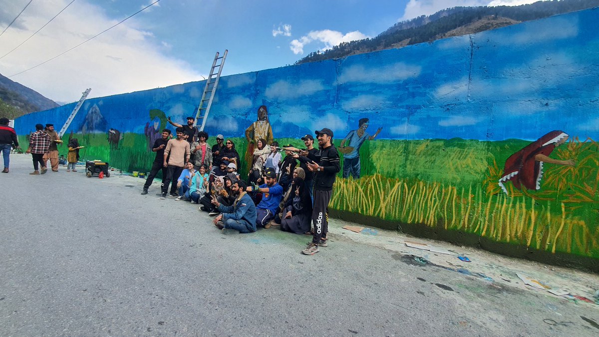 MidhatShahzad's tweet photo. Stopped on way back from neelum just to encourage students of Art &amp;Design UAJK https://t.co/BkoKHMM1Qq
