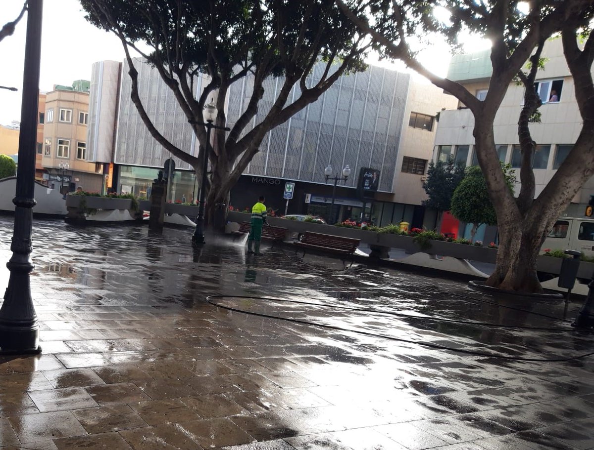 TeldeLimpia's tweet photo. 🫧Finalizamos la semana con un recorrido por algunas de las plazas en las que el equipo de #TeldeLimpia ha llevado a cabo acciones de baldeo y desinfección durante estos días👇
✅Plaza de #SanGregorio
✅Plaza de #OjosDeGarza, pueblo
✅Plaza de #ElGoro
✅Plaza de #LomoCementerio https://t.co/pBbMBvaVQR