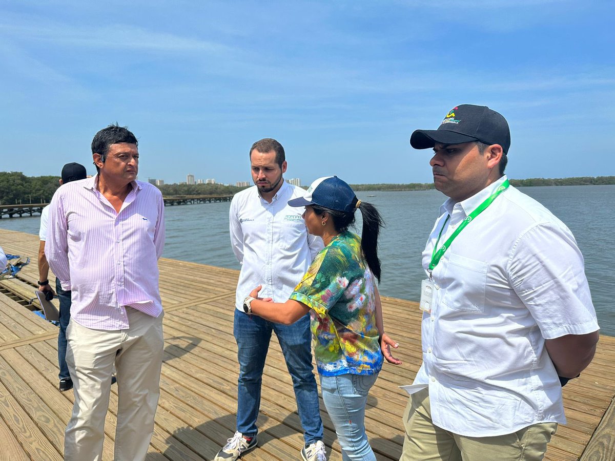 Edubar_baq's tweet photo. Recibimos la visita del Contralor Distrital Jairo Fandiño junto a nuestra gerente Angelly Criales en el proyecto Ecoparque Distrito Familiar, para la revisión, control y seguimiento de la obra. ¡Los barranquilleros están cada vez más cerca de disfrutar este tesoro natural!🙌🏼🌳 https://t.co/xTE0kVyPvD