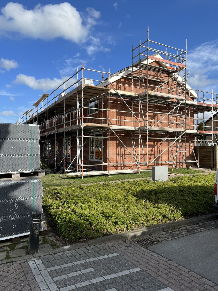 Vanuit #Bedum zijn we inmiddels gestart in #Onderdendam voor <a href="/Wierdenenborgen/">Wierdenenborgen</a>  verbeteren van 14 woningen <a href="/duurzaamthuis/">Duurzaam Thuis</a> <a href="/VanWijnenGroep/">Van Wijnen</a> #bouwendoenwesamen