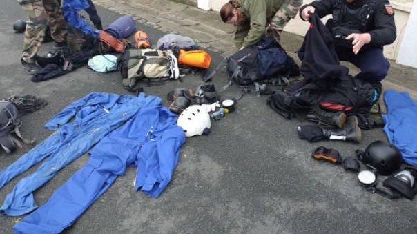 MaudBregeon's tweet photo. Les premières saisies en amont de la « manifestation » interdite à Sainte-Soline en illustrent l’état d’esprit. On n’ose imaginer que des élus #Nupes puissent s’y joindre ?

L’écologie ne se défend pas à coup de battes de baseball. Merci aux 3200 policiers et gendarmes mobilisés. https://t.co/9F6rNXxpZj