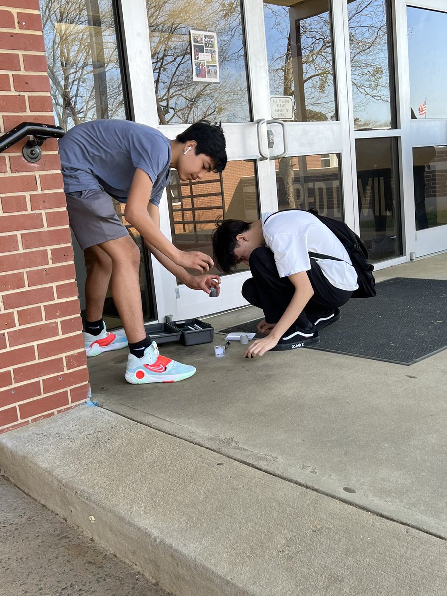 MrsPierce_'s tweet image. ⚠️CRIME SCENE INVESTIGATORS AT WORK⚠️

Students got to escape the classroom today and dust for finger prints around campus 🕵️‍♀️🕵️‍♂️