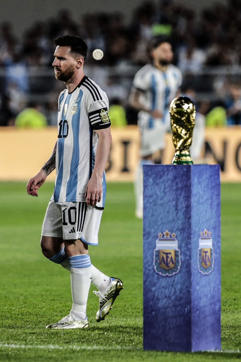 juegosimple__'s tweet photo. 🇦🇷 Desde el mejor recibimiento de todos hasta las canciones de Lautaro. Así fue la primera presentación de la Selección Argentina de Lionel Messi con el parche de Campeón del Mundo. En casa.

[ABRO HILO] 🪡 https://t.co/9okTQoMKAu