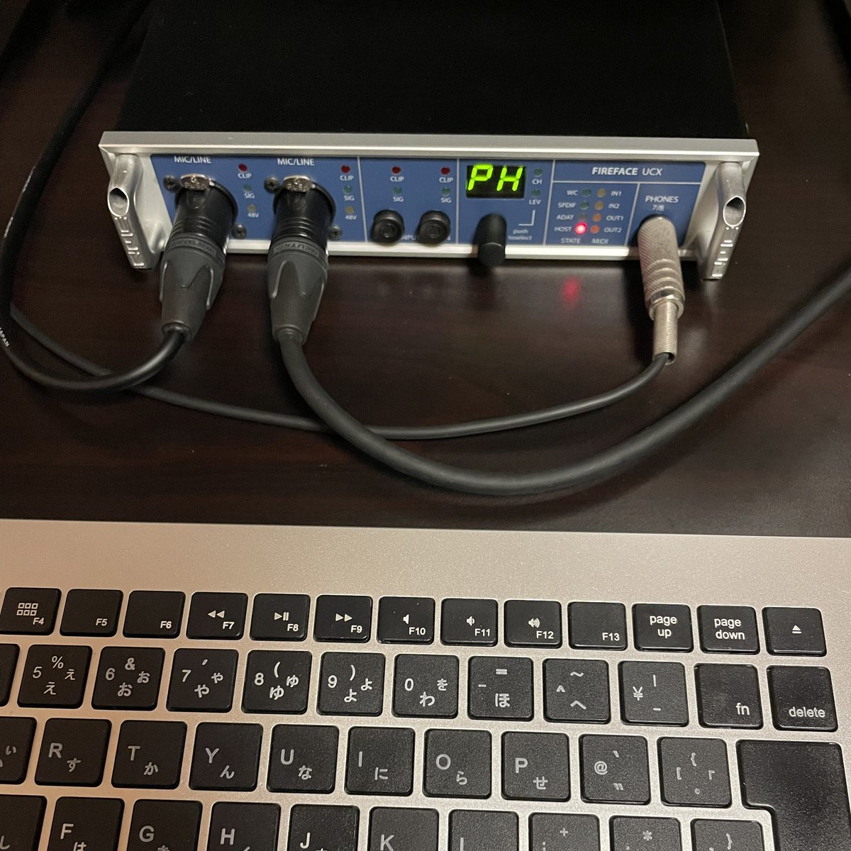 BASS_ACTION's tweet photo. ちょっと張り切って現時点での最大限のDTM環境を構築しました。
サイドカーやユニバーサルコントロールは無用でした。
ゆくゆくはマネタイズできるようにしていければと思っています。
#MacBookPro
#iPadPro
#CubasePro12
#firefaceUCX
#A3X
#MDRCD900ST
#U5 https://t.co/oW2lw7BdM5