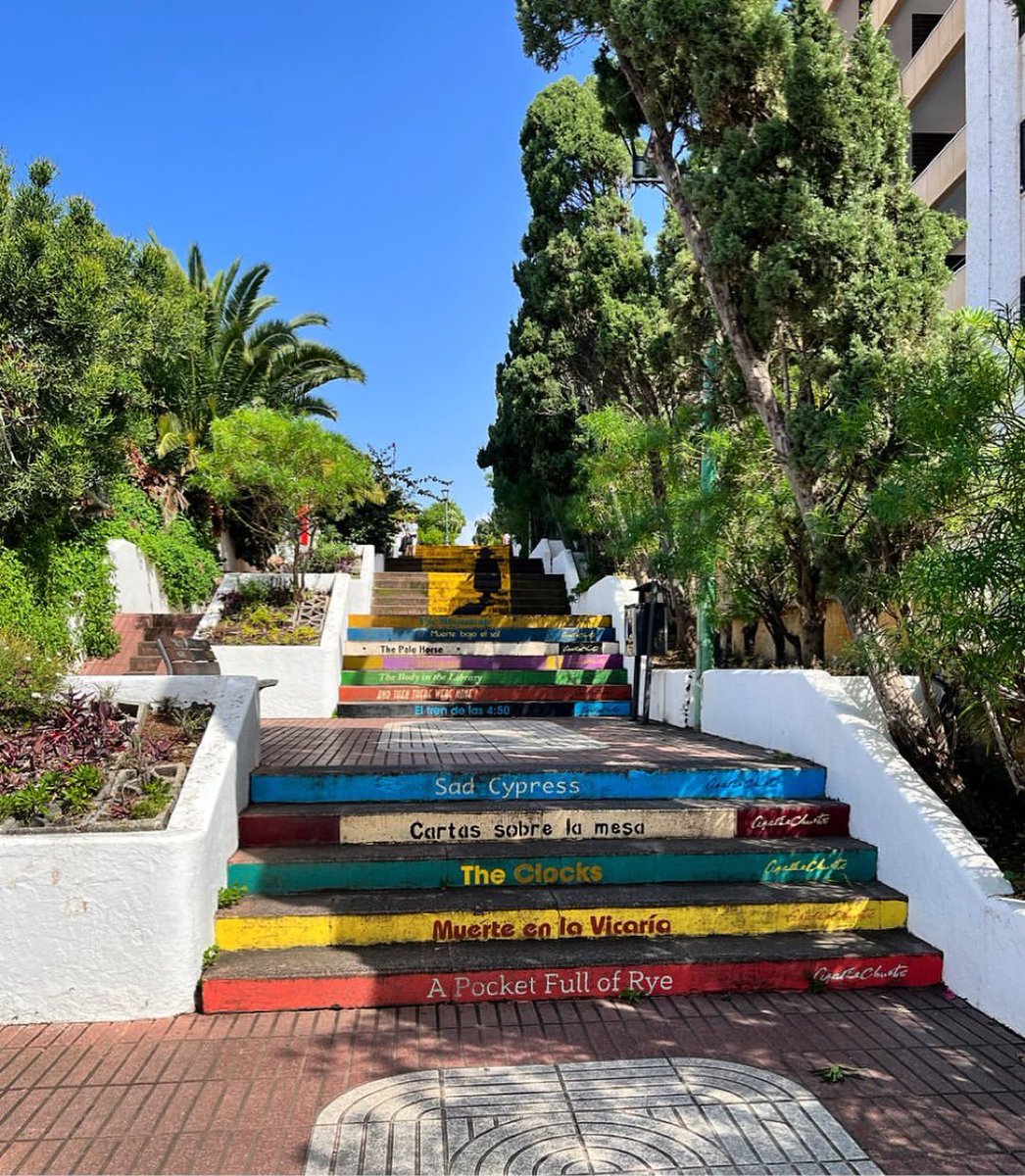 VisitPtoCruz's tweet photo. 📚¿#Sabíasqué Agatha Christie convirtió el #PuertodelaCruz en su refugio? 
🌊Esta ciudad la ayudó a inspirarse para escribir el episodio ‘El hombre del mar’ de su libro El enigmático señor Quin. Nuestras escaleras le rinden homenaje

📷: @paulina_gag

#VisitPuertodelaCruz 💚 https://t.co/hdtoEi6CFl
