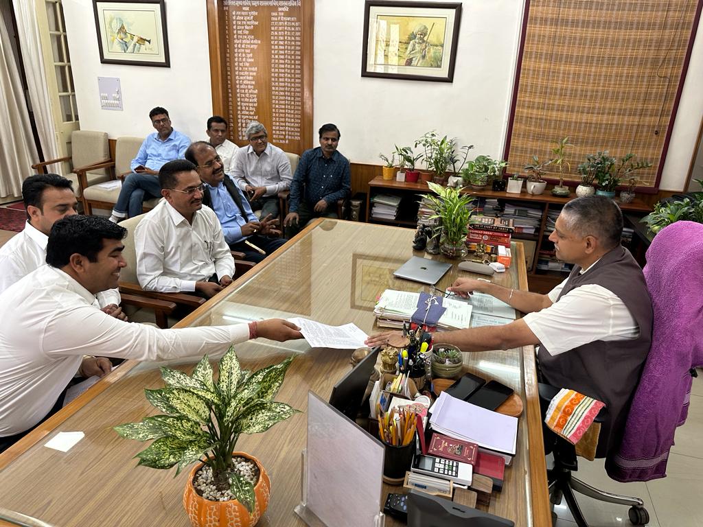 PRESIDENTBKN2's tweet photo. आज पीसीसी चीफ @GovindDotasra जी, शिक्षामंत्री @DrBDKallaINC जी,अति मुख्यसचिव अखिल जी अरोड़ा से प्राचार्य पदौन्नति में शिथिलन,उपप्राचार्य की ऑफलाइन कॉउसलिंग हेतु मुलाकात कर पैरवी की,सभी ने उचित कार्रवाई का भरोसा दिया
@RajCMO @ashokgehlot51 @ZahidaKhanINC @MohanSihag24 @DrAshokJat https://t.co/K1n3oekJwi