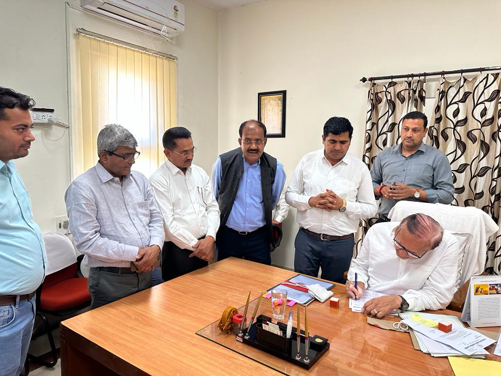 आज पीसीसी चीफ <a href="/GovindDotasra/">Govind Singh Dotasra</a> जी, शिक्षामंत्री <a href="/DrBDKallaINC/">Dr. Bulaki Das Kalla</a> जी,अति मुख्यसचिव अखिल जी अरोड़ा से प्राचार्य पदौन्नति में शिथिलन,उपप्राचार्य की ऑफलाइन कॉउसलिंग हेतु मुलाकात कर पैरवी की,सभी ने उचित कार्रवाई का भरोसा दिया
<a href="/RajCMO/">CMO Rajasthan</a> <a href="/ashokgehlot51/">Ashok Gehlot</a> <a href="/ZahidaKhanINC/">Zahida Khan</a> <a href="/MohanSihag24/">Mohan sihag</a> <a href="/DrAshokJat/">Dr. Ashok Jat</a>