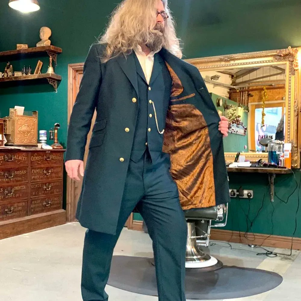 dashingtweeds's tweet photo. The joy of tailoring for people who want to have fun in what they wear. Rob @DashingBlades always chooses great lining and buttons for his suits, always a pleasure to work with him!
#DashingTweeds #Fabric #Fashion #Tailoring #Menswear #Tweed #TweedTailoring #DashingBlades https://t.co/9DBCElPMjk