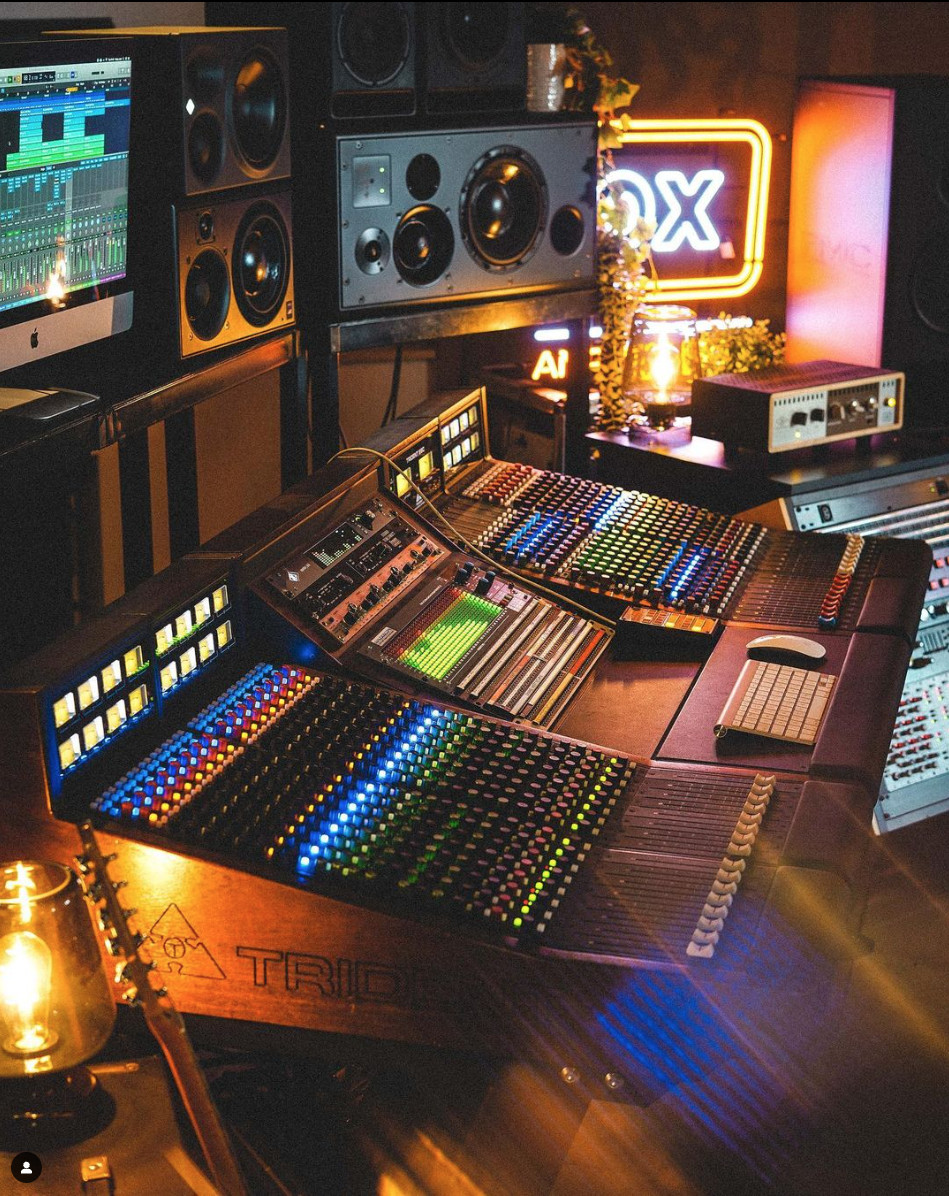 With the 88C console, you dream it and we build it.

Custom options for VU metering, transformer I/O’s, automation, and frame configurations incorporating inline DAW controllers. This layout is one of our favorites.

📸🔥: @FunkyJunkLTD 

More 88C: tridentaudiodevelopments.com/trident-88c-co…