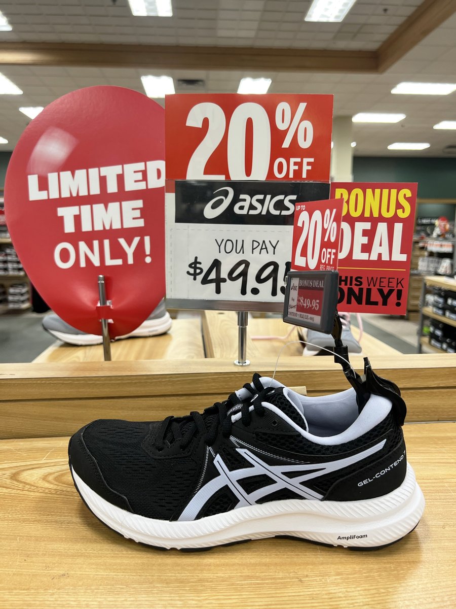 HolyokeMall's tweet photo. Spring shoe sale🥾 at @BobStores https://t.co/klD0ukK4EB