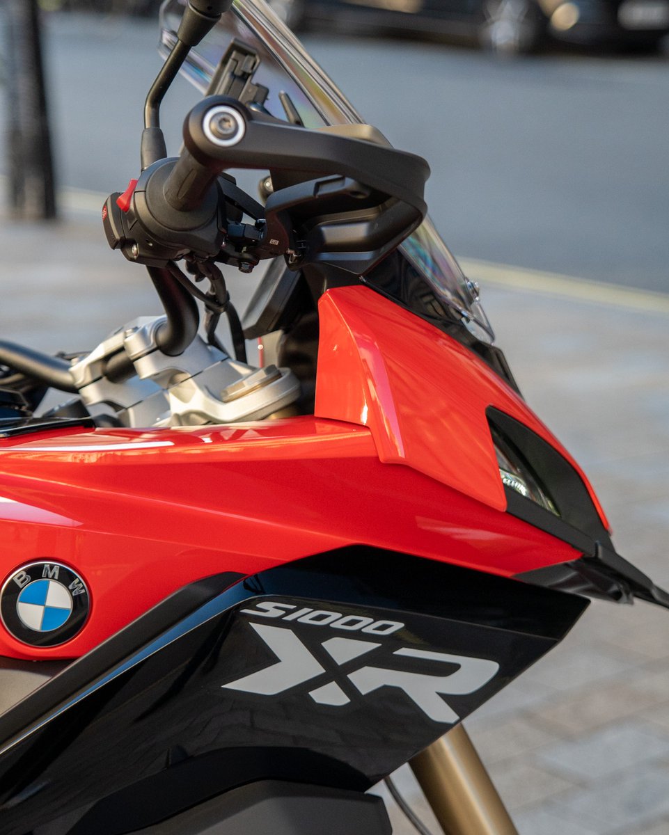 BMWPL_Bikes's tweet photo. The S 1000 XR's outstanding ergonomics with the upright, relaxed seat position, allows you to fight for every curve and straightaway all day. A racetrack that only finishes when you want. How it should be. That is how we view the XR.
#S1000XR #S1000 #Motorrad #MotorradFans https://t.co/ki6BA0V979