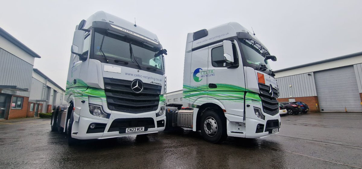 EliteSigns's tweet photo. We've had #truck loads of... 🤔 umm well, #Trucks in this week to #brand.
Bookmarked by a @celticrecycling trio, @sl_recycling, #alanpriceandsons trailer & finishing off the week with a @ForwardWaste #hookloader.
@BSGAUK
@Metamarkuk
@printMAXuk
#hgv #lorry #lorries https://t.co/027yMBODno