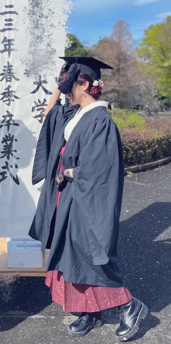卒業しました!!!!!!!!!!!!!バ!の最年長組と同じ年に卒業できて嬉しい来月からいよいよ社会人で忙しくなるけどお絵描きは続けていけたらなと思います(*'`)これからもよろしくお願いします 