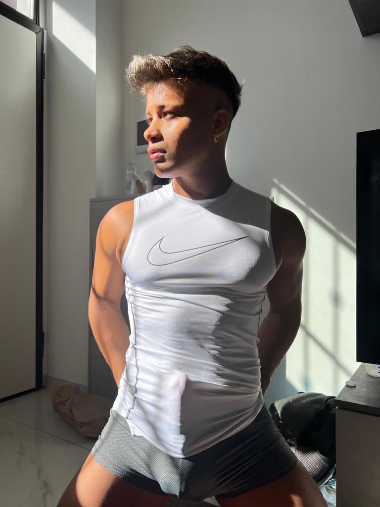 yudiyek's tweet photo. Let’s have a sweaty workout on this couch before the gym #fitness https://t.co/JxibsfcnAP