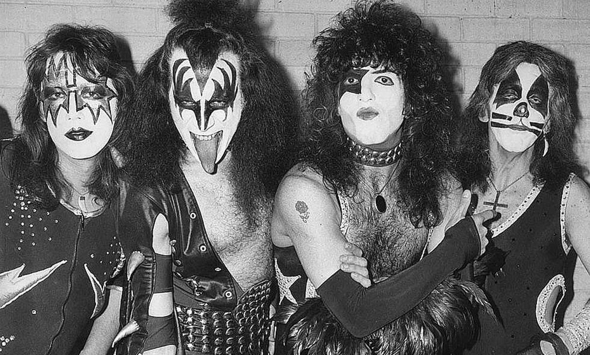jagnow18's tweet photo. Los inicios de Kiss en New York hace 50 años se mostrará en un film biográfico de la banda. La cinta sin título ni fecha de estreno podría llamarse Shout it Out Loud.
El proyecto supervisado  por Simmons y Stanley muestra la vida de dos jóvenes de Queens y el  inicio de un ícono. https://t.co/dJ4uIISz85