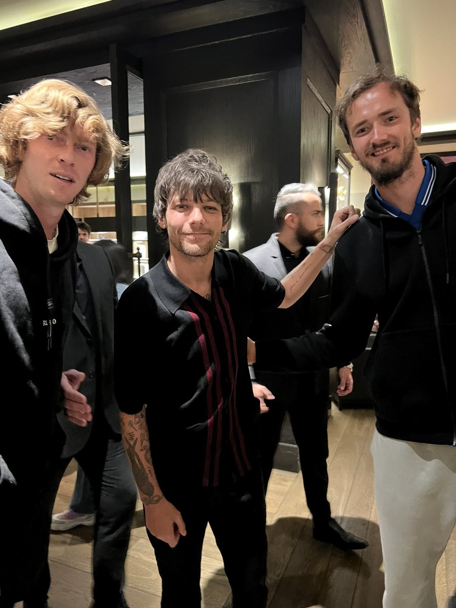 WeAreTennis's tweet photo. "It was embarrassing because, first of all, the guy had no idea of who we were and Daniil had no idea who he was."

😭 Andrey Rublev on meeting singer Louis Tomlinson with Daniil Medvedev in Mexico

(via @atptour) https://t.co/ytPE7tNyp7