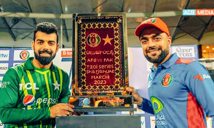sumrkhan1's tweet photo. Beautiful trophy for #PakvsAfg series...
Glad to see a positive-minded Rashid Khan AS PROMISED knocking sense in fans...
its always the players who steer the crowd...🇵🇰🇦🇫
#Pakistan #manifestation #Afghanistan https://t.co/gE1E5YcKph