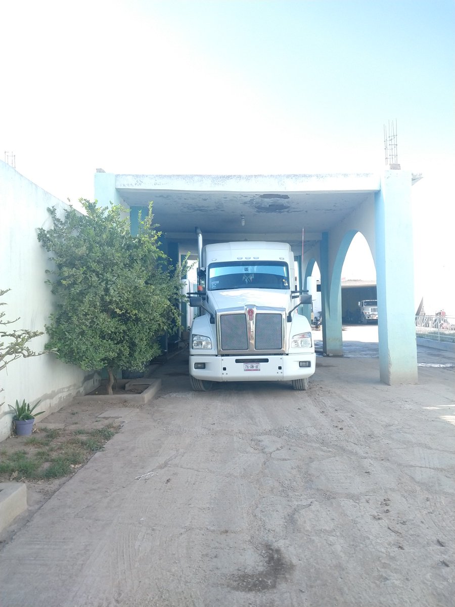 LaVerdadenSLP's tweet image. Mientras en SLP no tenemos agua, pozos clandestinos ubicados en los Gomez venden más de 4 millones de litros diarios de agua a minera ubicada en Zaragoza. Esto equivale a 25% que debería entregar el Realito. les pedimos su intervención. @Globalmediamx @erika_salgado @GobEdoSLP