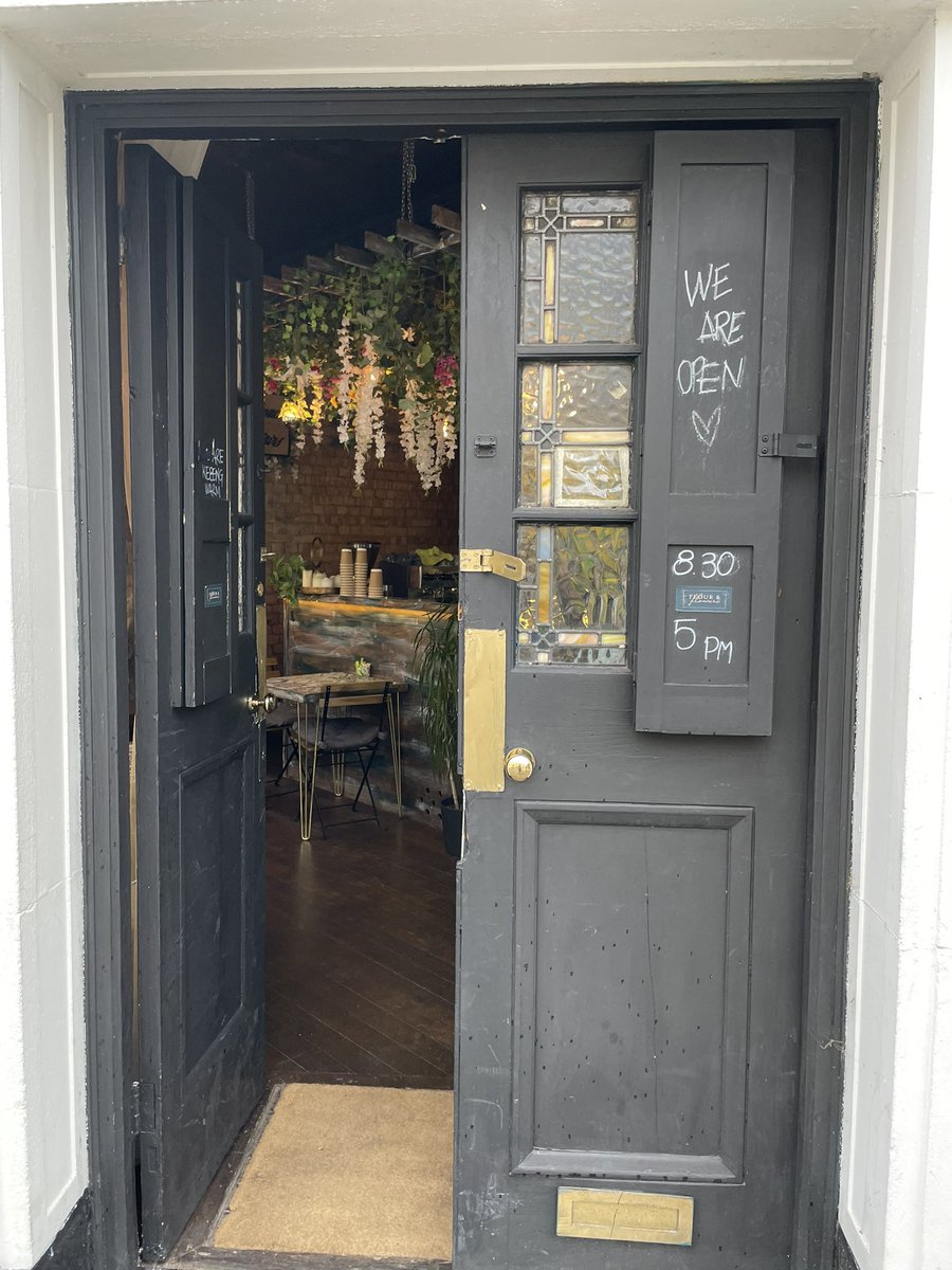 ruthjots's tweet photo. Afternoon off in Hackney &amp; surrounds - am sure I have folks in there against the wall #Londonancestors #jetlag #HackneyRoad #StJohnsHackney Need to get back to student support work now 👩🏻‍🎓(these photos for Sarah &amp; Michelle) https://t.co/WMQ1J1UrAm