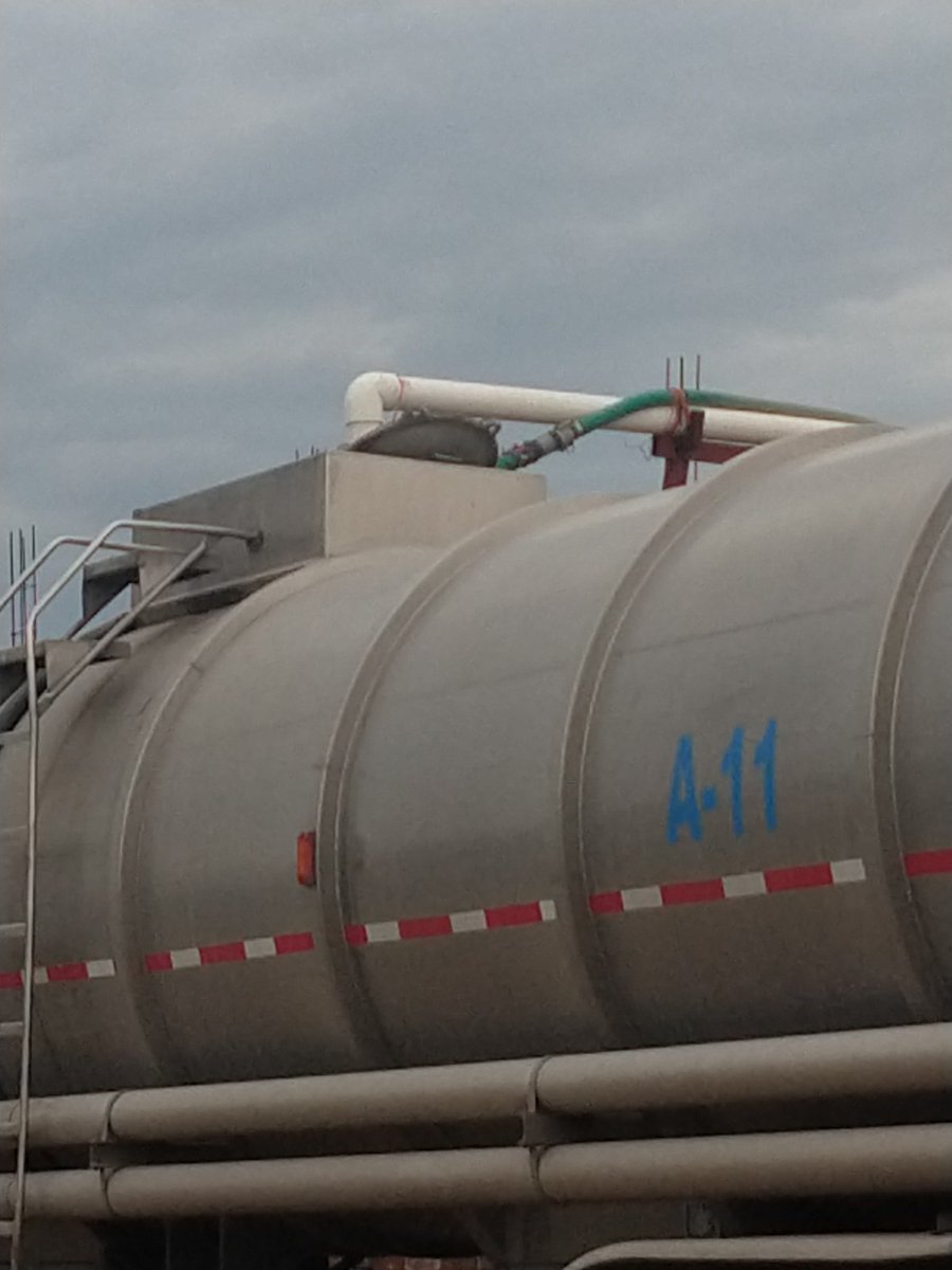 LaVerdadenSLP's tweet image. Mientras en SLP no tenemos agua, pozos clandestinos ubicados en los Gomez venden más de 4 millones de litros diarios de agua a minera ubicada en Zaragoza. Esto equivale a 25% que debería entregar el Realito. les pedimos su intervención. @Globalmediamx @erika_salgado @GobEdoSLP