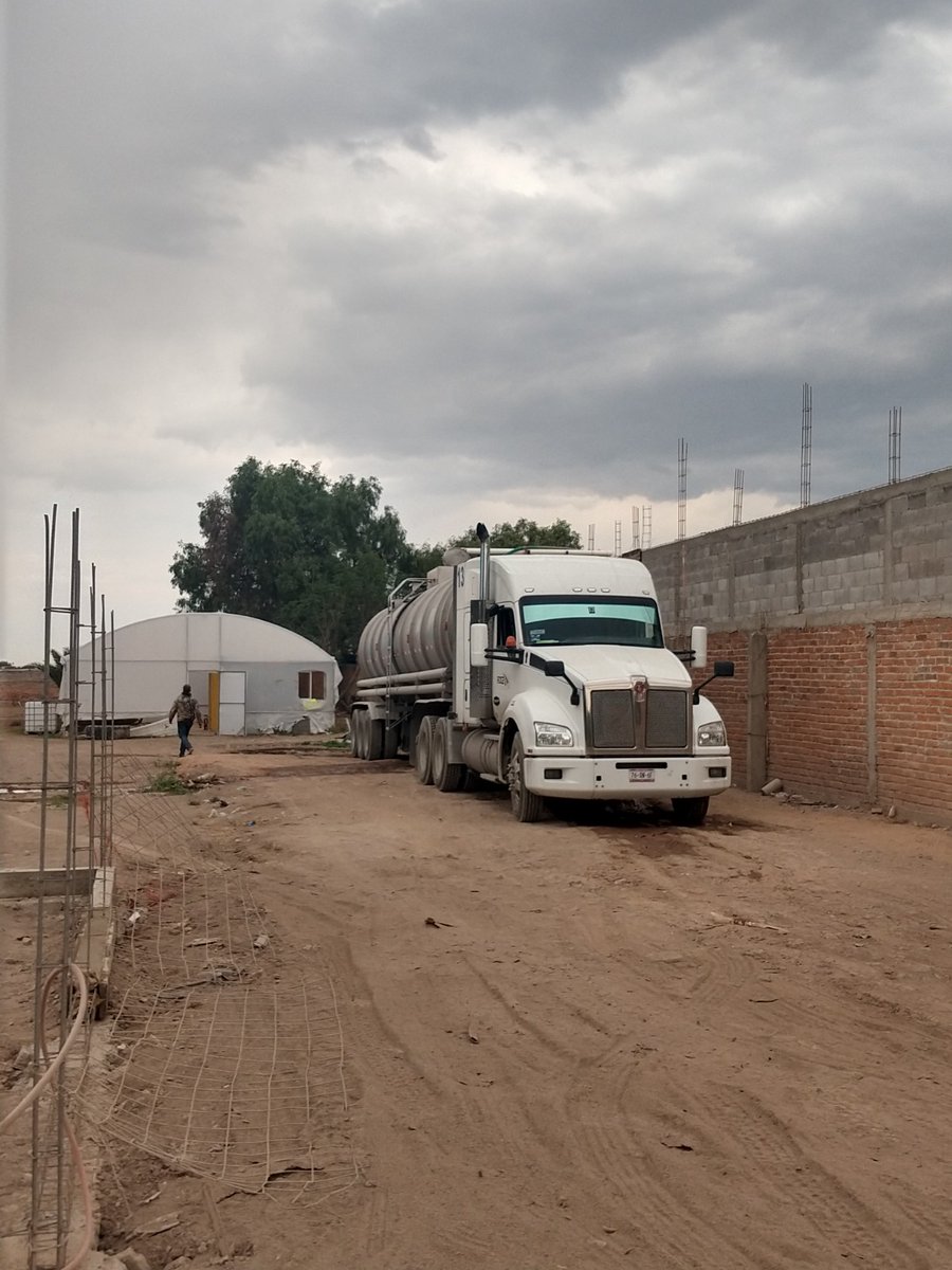 LaVerdadenSLP's tweet image. Mientras en SLP no tenemos agua, pozos clandestinos ubicados en los Gomez venden más de 4 millones de litros diarios de agua a minera ubicada en Zaragoza. Esto equivale a 25% que debería entregar el Realito. les pedimos su intervención. @Globalmediamx @erika_salgado @GobEdoSLP