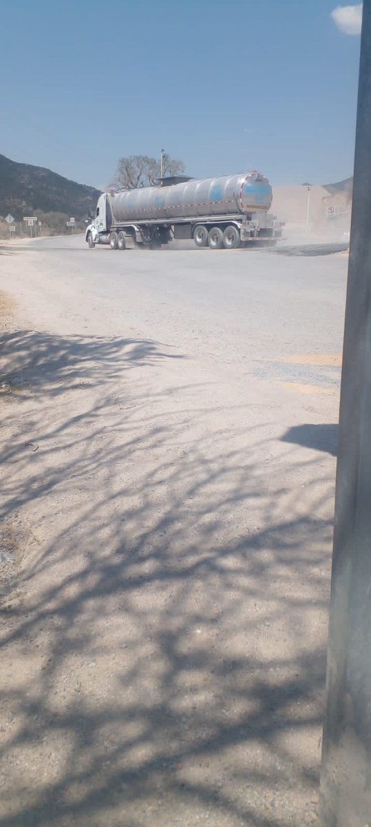 LaVerdadenSLP's tweet image. Mientras en SLP no tenemos agua, pozos clandestinos ubicados en los Gomez venden más de 4 millones de litros diarios de agua a minera ubicada en Zaragoza. Esto equivale a 25% que debería entregar el Realito. les pedimos su intervención. @Globalmediamx @erika_salgado @GobEdoSLP