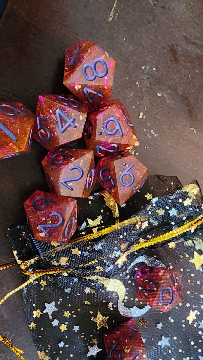 Snoutopus's tweet photo. Got some fantastic dice from @MapleMoonArtsVT ! Thank you for the gorgeous set of d10s! https://t.co/ax5SbUZny9