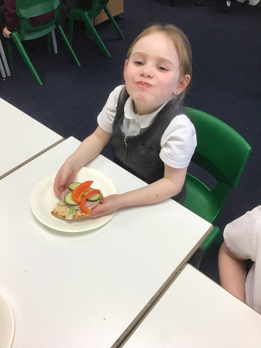 MrsEmmaThompson's tweet photo. This term in Food Tech we have been designing a healthy packed lunch for an explorer. We finally got to make and taste them yesterday and we loved it! Lots of children chose to try new things like flatbread and mango 🌮🥗🥪🥭

#MoorsidePADesignTechnology #MoorsidePAMemories https://t.co/kG5wKgzHOo