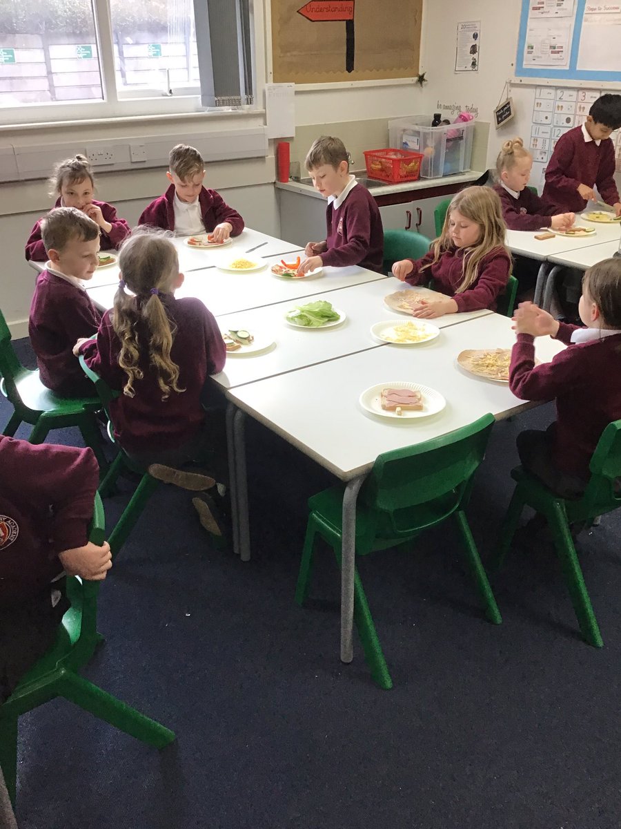 MrsEmmaThompson's tweet photo. This term in Food Tech we have been designing a healthy packed lunch for an explorer. We finally got to make and taste them yesterday and we loved it! Lots of children chose to try new things like flatbread and mango 🌮🥗🥪🥭

#MoorsidePADesignTechnology #MoorsidePAMemories https://t.co/kG5wKgzHOo