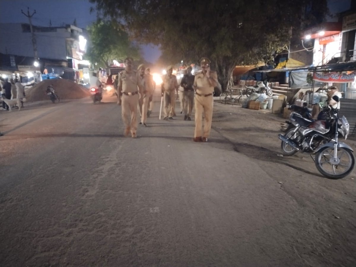 @mahobapolice Under the direction of #SPMBA @IPSAparnaGupta, in view of Navratri and Ramzan festival, police station Panwadi police team made the general public feel safe by effective foot patrolling to maintain security and peace at important and sensitive places under the…