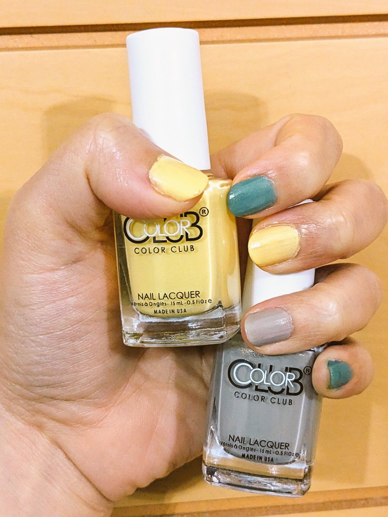 asami_jun's tweet photo. #セルフネイル 
#colorclub
塗ってみたけど色めっちゃかわいーーグレーあんま塗ったことないけどすっごくかわいいこの色　イエローも白み強くてたいへんかわいい
グレー:D303 ソフトクラウド
イエロー:D300 レモンミルク
グリーン:D301 ラグーン https://t.co/uGG0jg9xyG