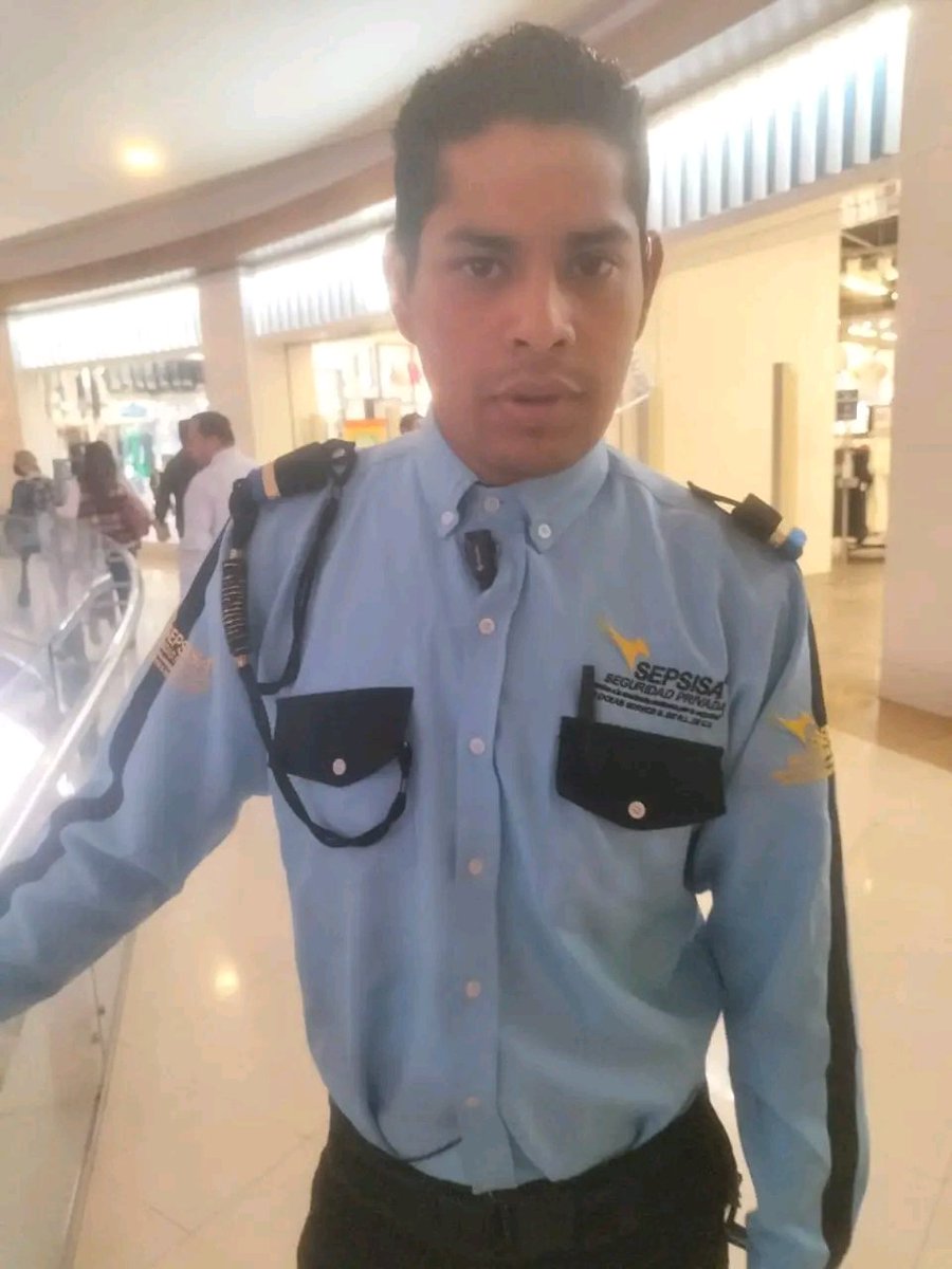 sangatitos's tweet photo. Abro hilo de como un policía de @BUENAVISTAFORUM
juzgo injustamente a mi amiga:

El dia de ayer alrededor de las 5pm en la plaza forum Buenavista me encontraba en el primer piso, un chico se me acercó a venderme paletas a lo que yo le contesté que no tenía dinero pero el ++ https://t.co/3tWbcowv4L