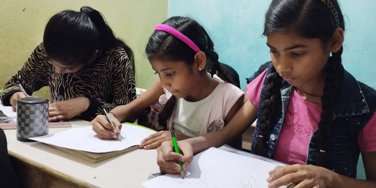 Ishtfoundation's tweet photo. बेटियों के अधिकारों के प्रति @Ishtfoundation द्वारा चलाई जा रही मुहिम के अंतर्गत आज सेक्टर-58 स्थित शिक्षा केंद्र पर #कला_प्रतियोगिता आयोजित की गयी। जिसमें #बच्चियों ने कला के माध्यम से अपने अंदर छिपे बेटियों के प्रति हो रहे #भेदभाव को उजागर कर ये #संदेश दिया कि हम कमजोर नहीं हैं https://t.co/whBhK0jemL