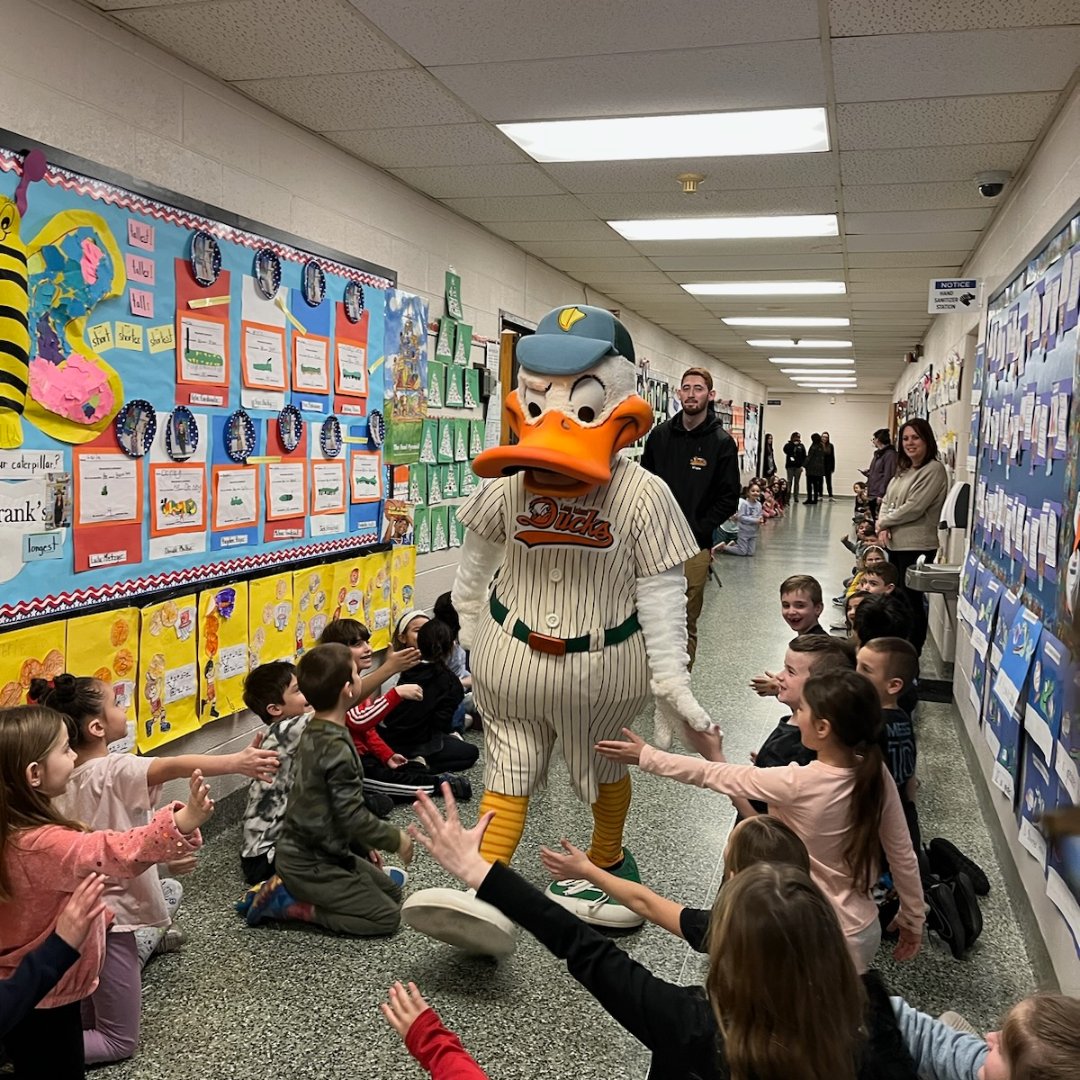 CommackSchools's tweet photo. North Ridge students had a special surprise visit from Quacker Jack of the Long Island Ducks!!
@LIDucks #NorthRidge #HighExcitement #NorthRidge #CommackSchools # https://t.co/m5UPBCoMKQ
