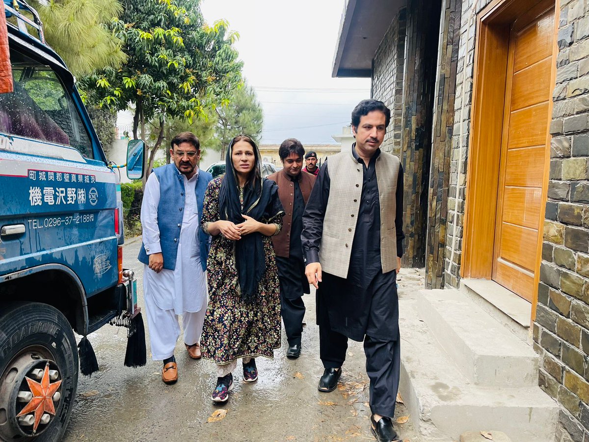 umar_riaz's tweet photo. Distribution of Ramadan packages among flood affectees with Deputy Commissioner Nowshera Sir Kabir Afridi, Additional Deputy Commissioner (G) @Miss_Wazir and Assistant Commissioner Abdul Qayyum Khattak https://t.co/5VULBChCu6