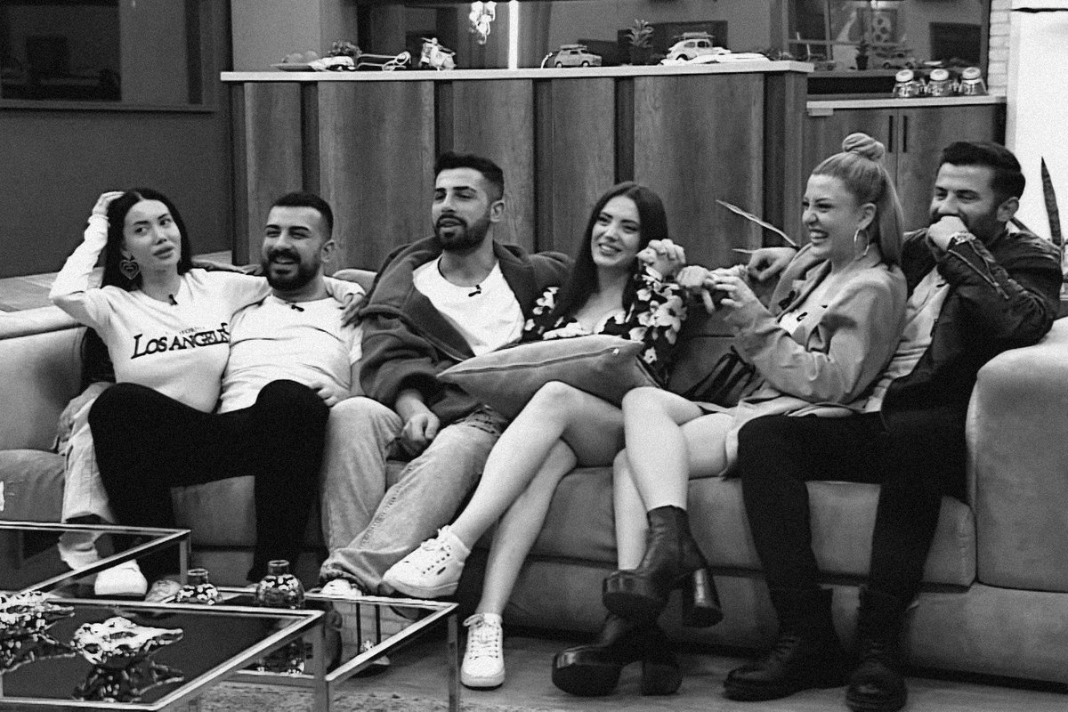 Theseradonence's tweet photo. Bizim 6 li masa @bigboyogulcan  @sedatpoIat  @polatimibulcam  @eviinkralicesi  @evinkralii #OğCan #TuğOz #ElSed https://t.co/4jHa3R0FCP