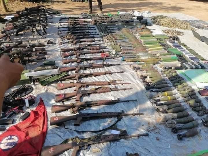 nicholas6284's tweet photo. WARNING: Graphics
BREAKING: local resistance claims an entire fascist battalion perished in battles alongside Shan-Karenni border.
By the look of the weapons seized, its a significant amount.
#MyanmarRevolution https://t.co/T515xLxfjD