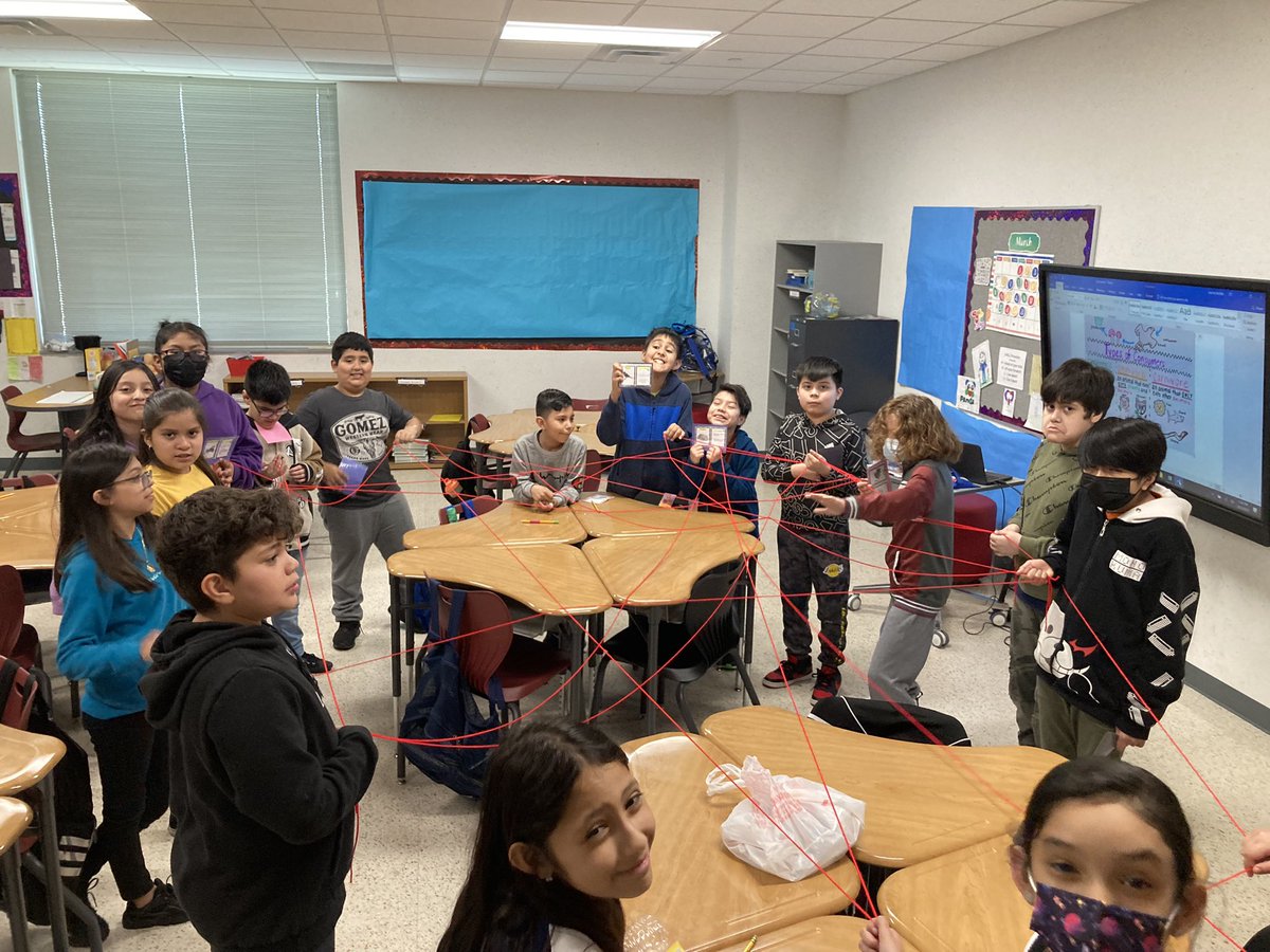 Padilla4Jessica's tweet photo. Bulding a Food Web with a network of Food Chains 
☀️->🐛->🐭->🐍->🦅
They did a great job 👏 #4thgrade #ScienceInAction @JohnsonES_AISD @jamologan https://t.co/3bzGlq2VsP