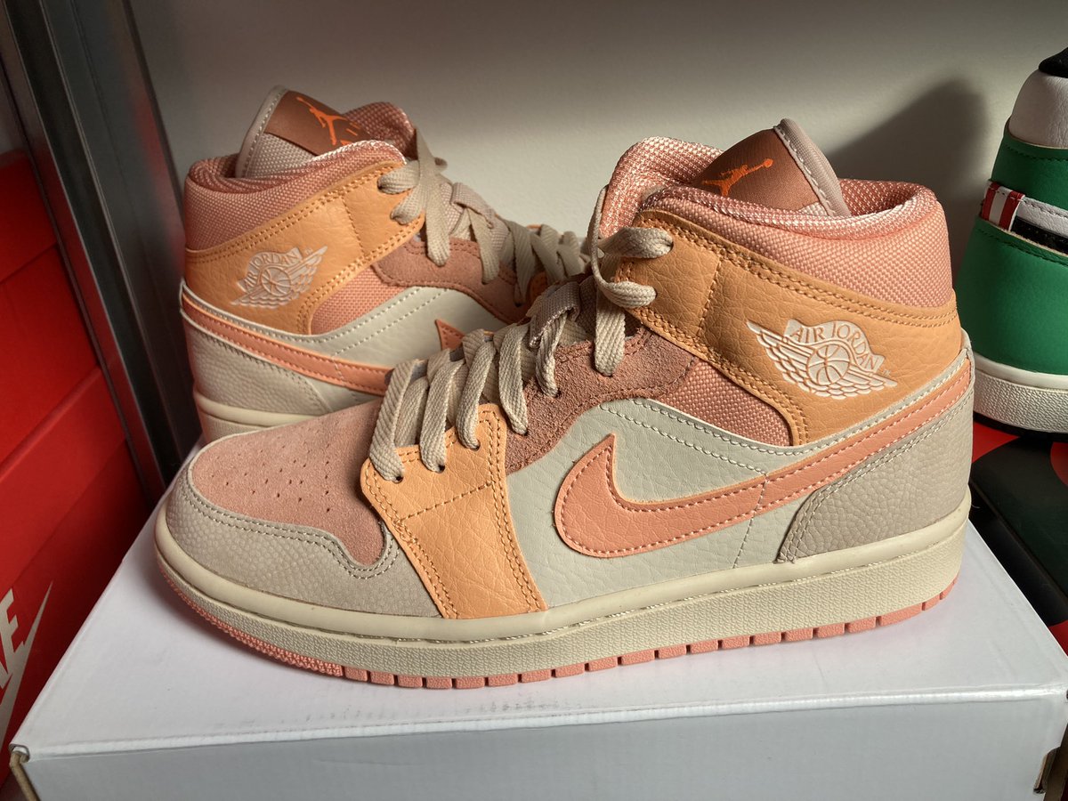 no_wls's tweet photo. WTS
Jordan 1 High Lucky Green, eu 38/39/41/42  1250€ 
Jordan 1 Mid Apricot, eu 37.5/38/39/41  1000€ https://t.co/eQt96LqQub